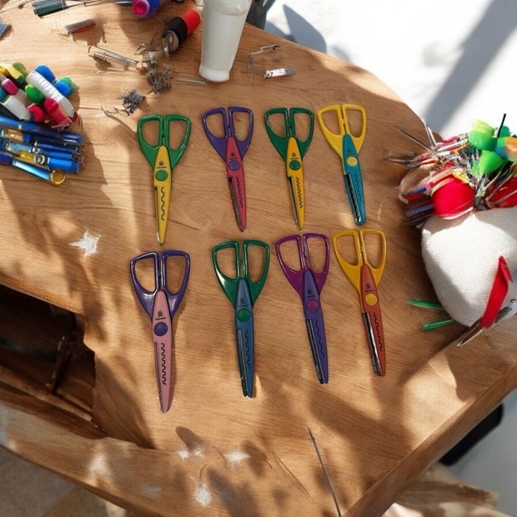 Provo Craft 6.25” Scissors and Decorative Edge Paper Shapers - Lot of 8 - Picture 6 of 10